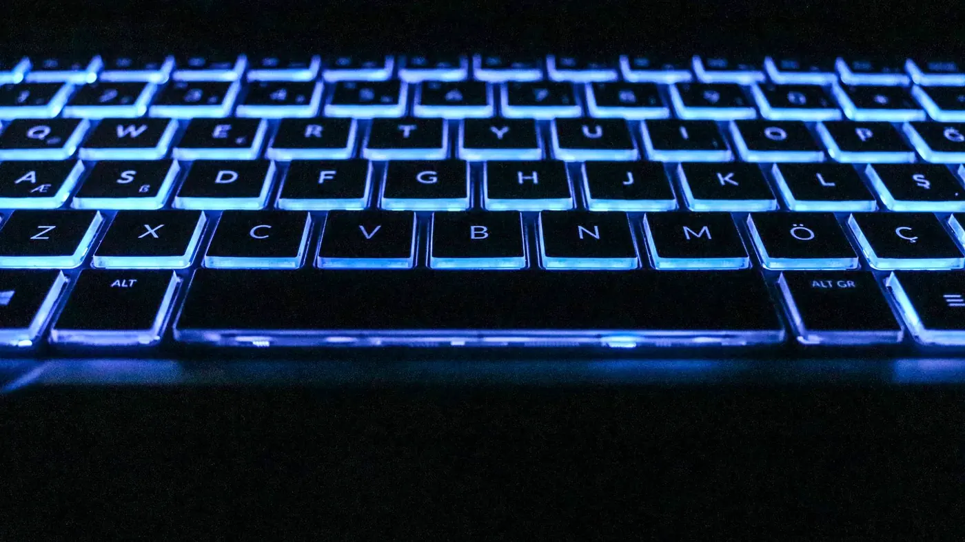 Tastiera retroilluminata di blu nel buio