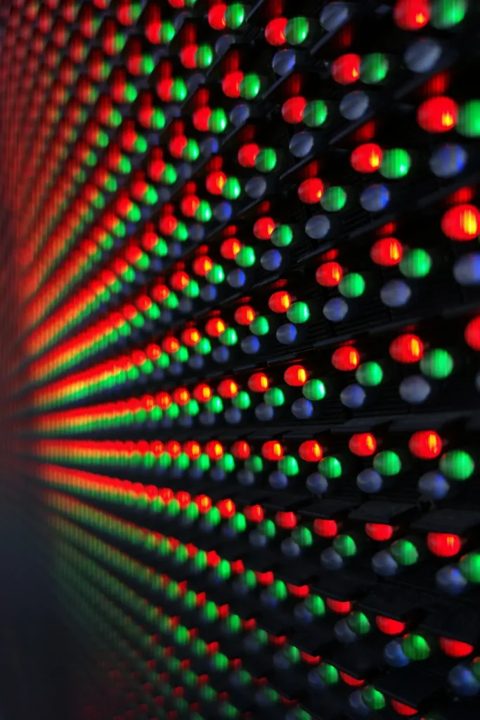 Parete di LED rossi, verdi e blu in prospettiva ravvicinata.