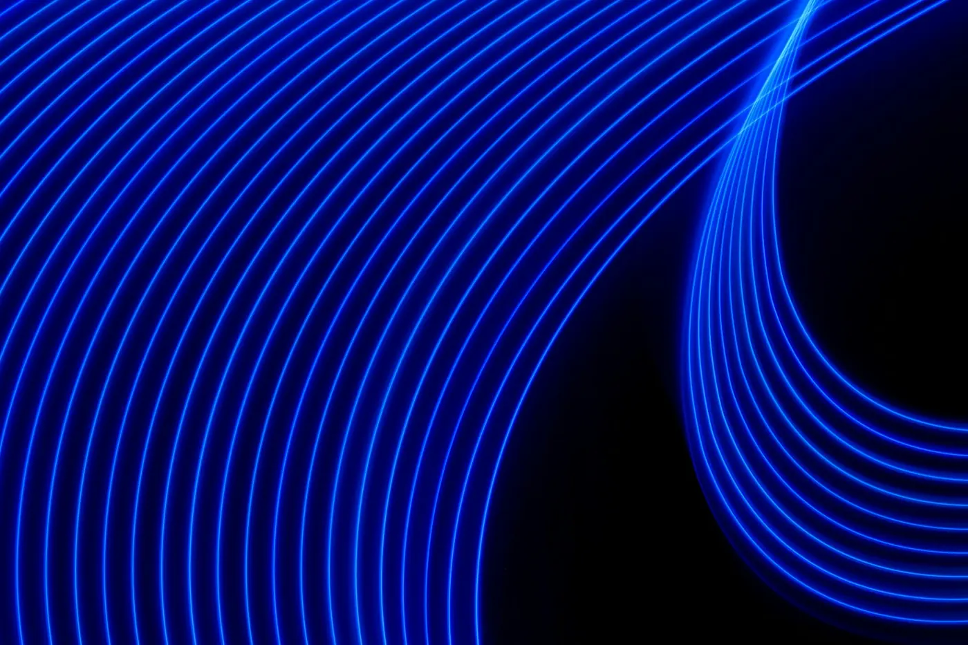 Linee di luce blu su sfondo scuro