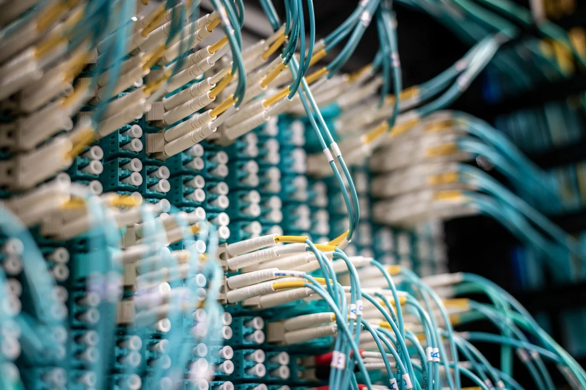 Cavi in fibra ottica collegati a un pannello di permutazione