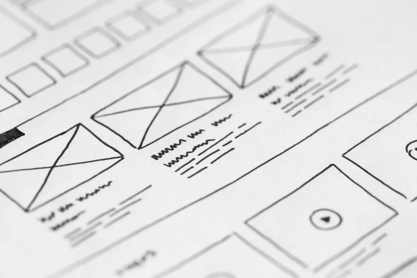 Primo piano di un wireframe disegnato a mano su carta per il layout di un sito web.